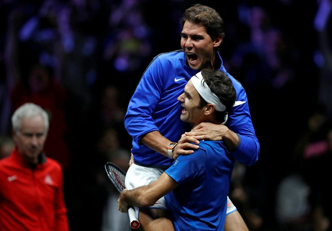 Roger Federer in Rafael Nadal sta se kot otroka veselila zmage na prvem Laverjevem pokalu. Foto: Reuters