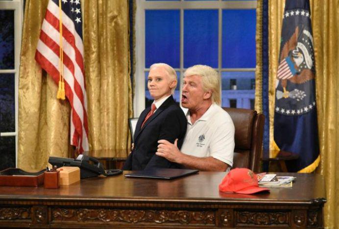 Kate McKinnon kot Jeff Sessions in Alec Baldwin kot Donald Trump v uvodnem delu nove sezone Saturday Night Live. Foto: Youtube