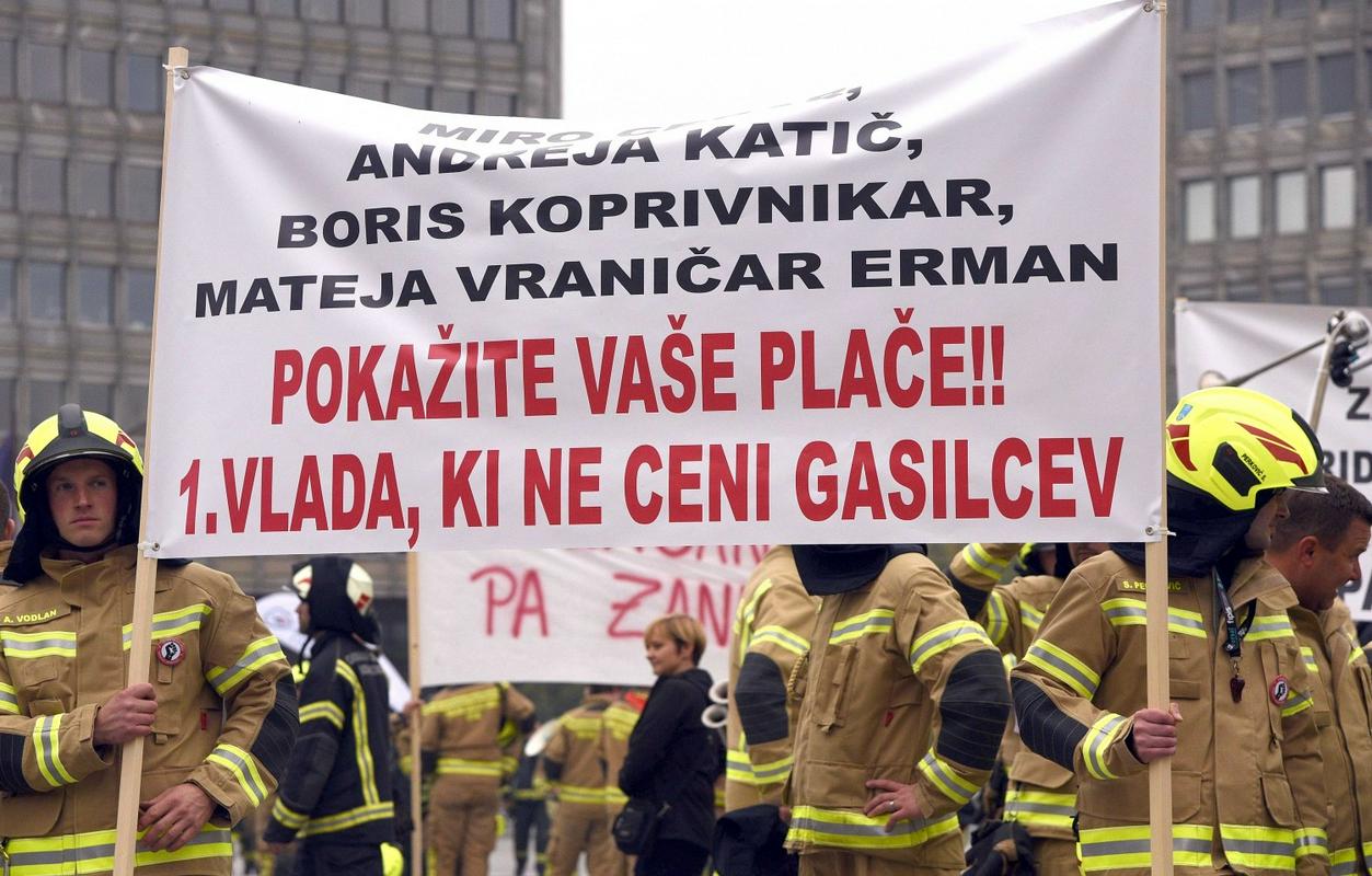 Gasilci so zaradi plačnih anomalij že v začetku oktobra na svoje zahteve opozorili s protestnim shodom pred vlado. Foto: BoBo
