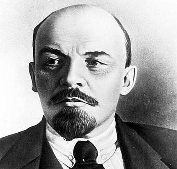 V noči s 24. na 25. oktober 1917 po starem koledarju (ali od 7. na 8. november po novem) so oboroženi delavci z vojaki pod vodstvom boljševikov zrušili začasno vlado.  Najbolj markanten voditelj revolucije je bil prav Vladimir Iljič Lenin. Kljub resnim pomislekom mnogih boljševikov je Lenin vztrajal, da je oblast treba prevzeti z revolucijo. Foto: Wikipedia