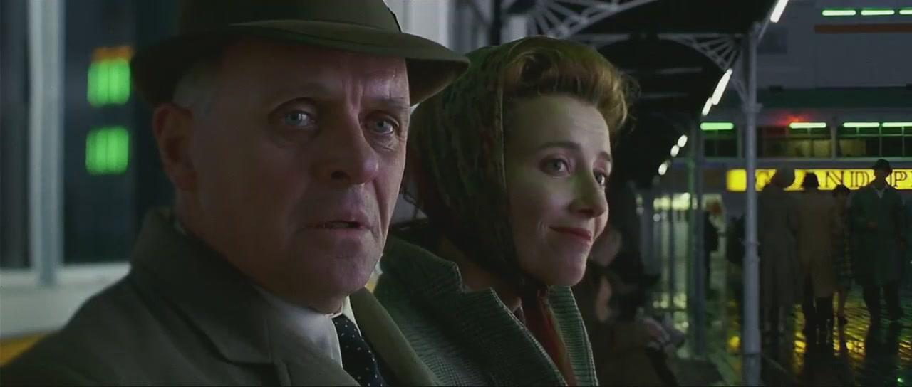 Emma Thompson in Anthony Hopkins sta leta 1993 nastopila v glavnih vlogah filma Ostanki dneva (na posnetku), posnetem po istoimenskem romanu letošnjega Nobelovega nagrajenca za literaturo, leto pred tem pa tudi v filmu Howardov kot. Foto: IMDb