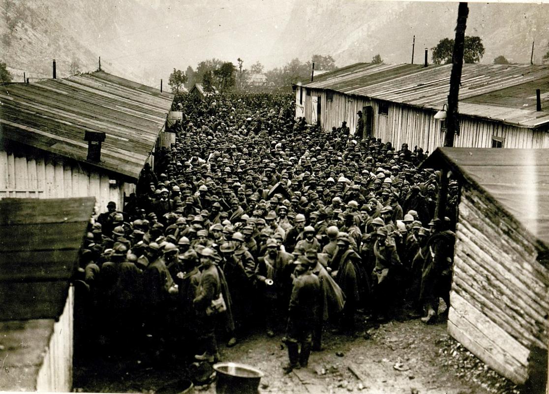 Italijanski vojni ujetniki po bitki pri Kobaridu s
