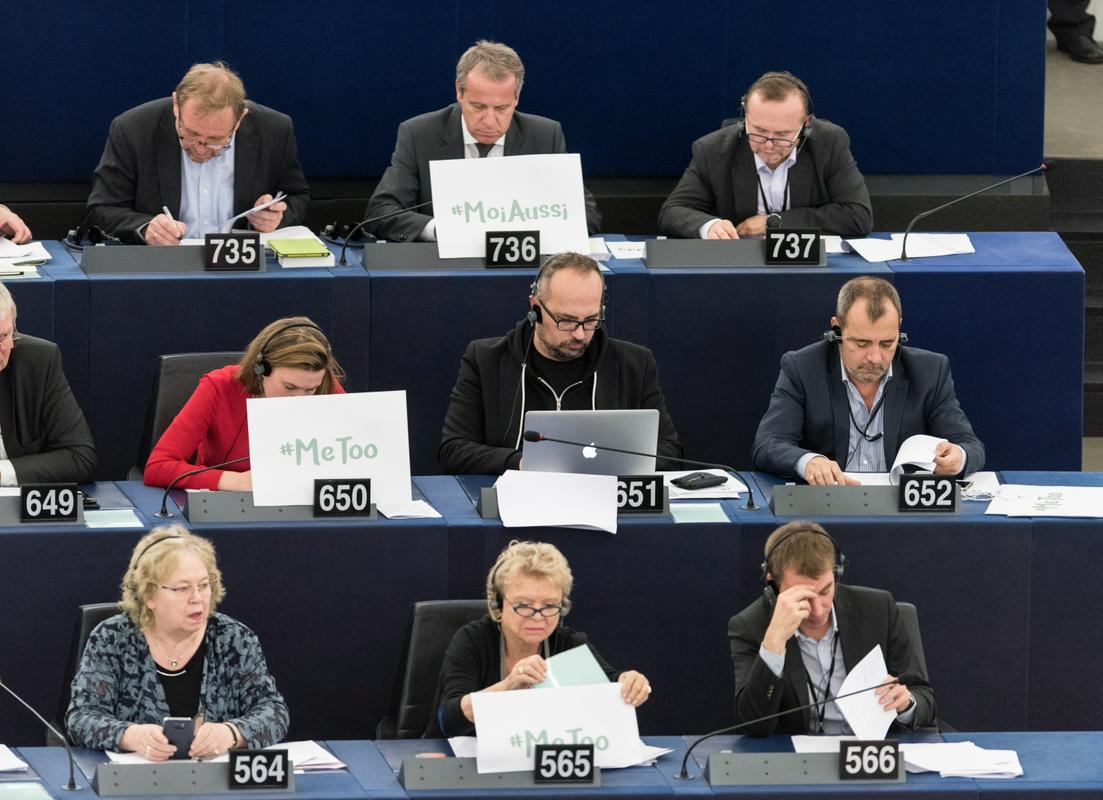 Evropski poslanci med razpravo o spolnem nadlegovanju žensk. Nekateri poslanci so pred seboj v poslanskih klopeh postavili liste z napisi #MeToo in #ourresponsibility (naša odgovornost). A kot je poudarila Koroška Slovenka Angelika Mlinar (Alde), 
