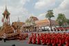 Foto:Tajskega kralja upepelili na zlati grmadi, obredi bodo trajali še tri dni