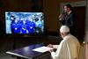 Glas papeža segel v vesolje - Frančišek poklepetal z astronavti