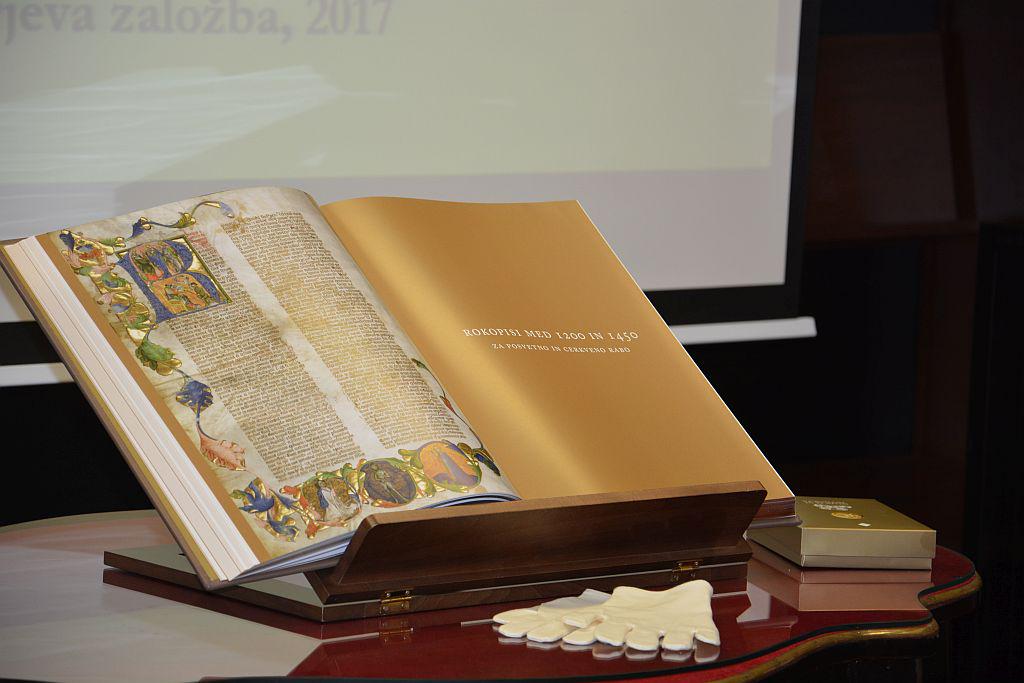 Prestižna monografija z naslovom S črnilom in zlatom predstavlja najboljše srednjeveške spomenike knjižne umetnosti, ki so se ohranili v slovenskih knjižnicah in arhivih. Foto: Cankarjeva založba