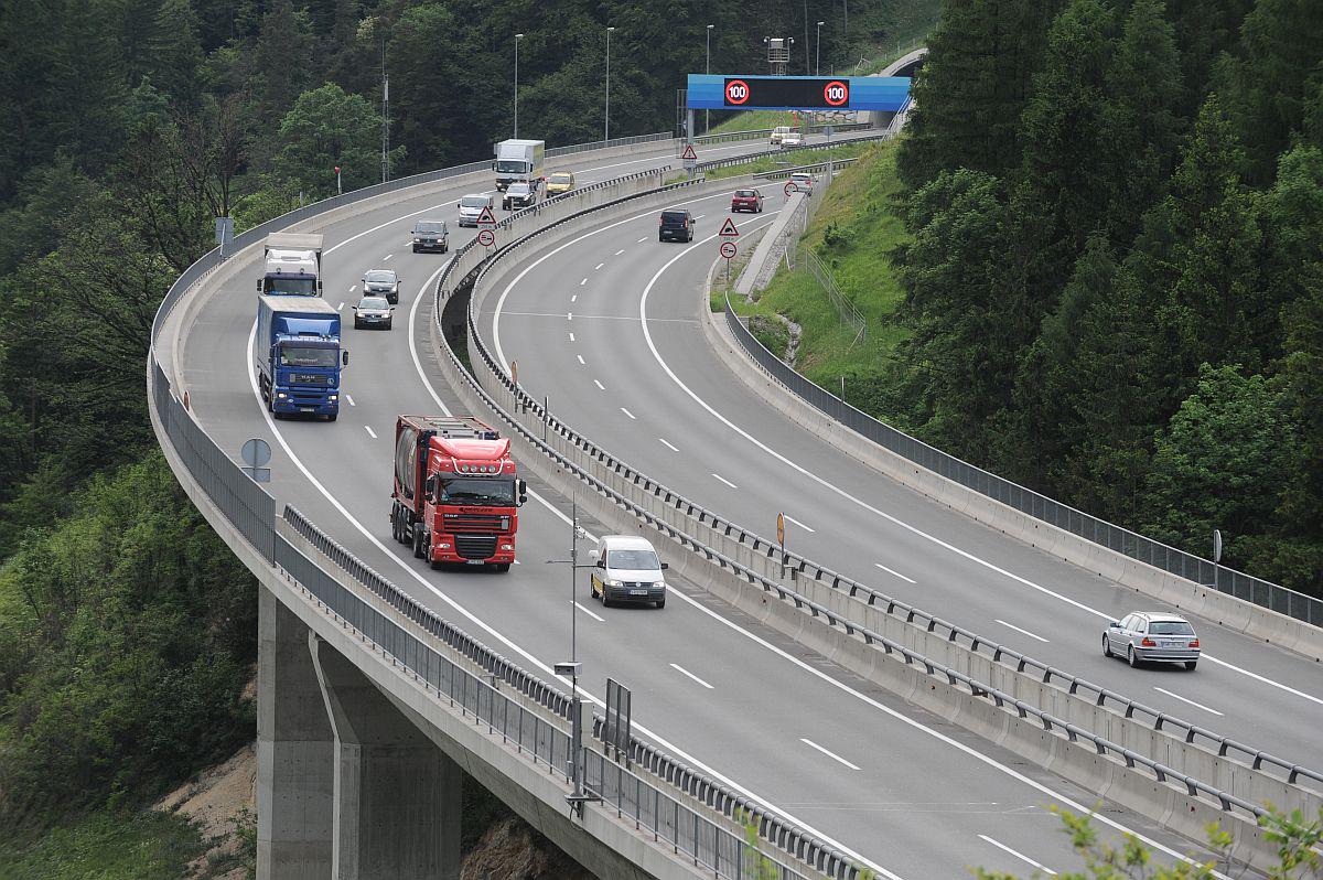 Vlada bo z novelo odpravljala anomalijo pri odvozu pokvarjenih vozil z avtocest in hitrih cest
