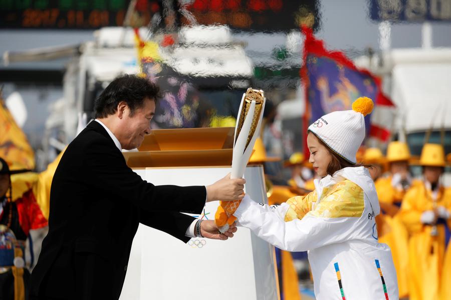 Olimpijska plamenica je v sredo prispela v Južno Korejo. Foto: Reuters
