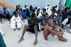 Italija: Na begunskem čolnu domnevno nasilno umrlo 26 Nigerijk