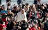Papež Frančišek se jezi: Maša je čas za molitev, ne za telefone