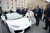 Papež bo podarjenega lamborghinija prodal na dobrodelni dražbi