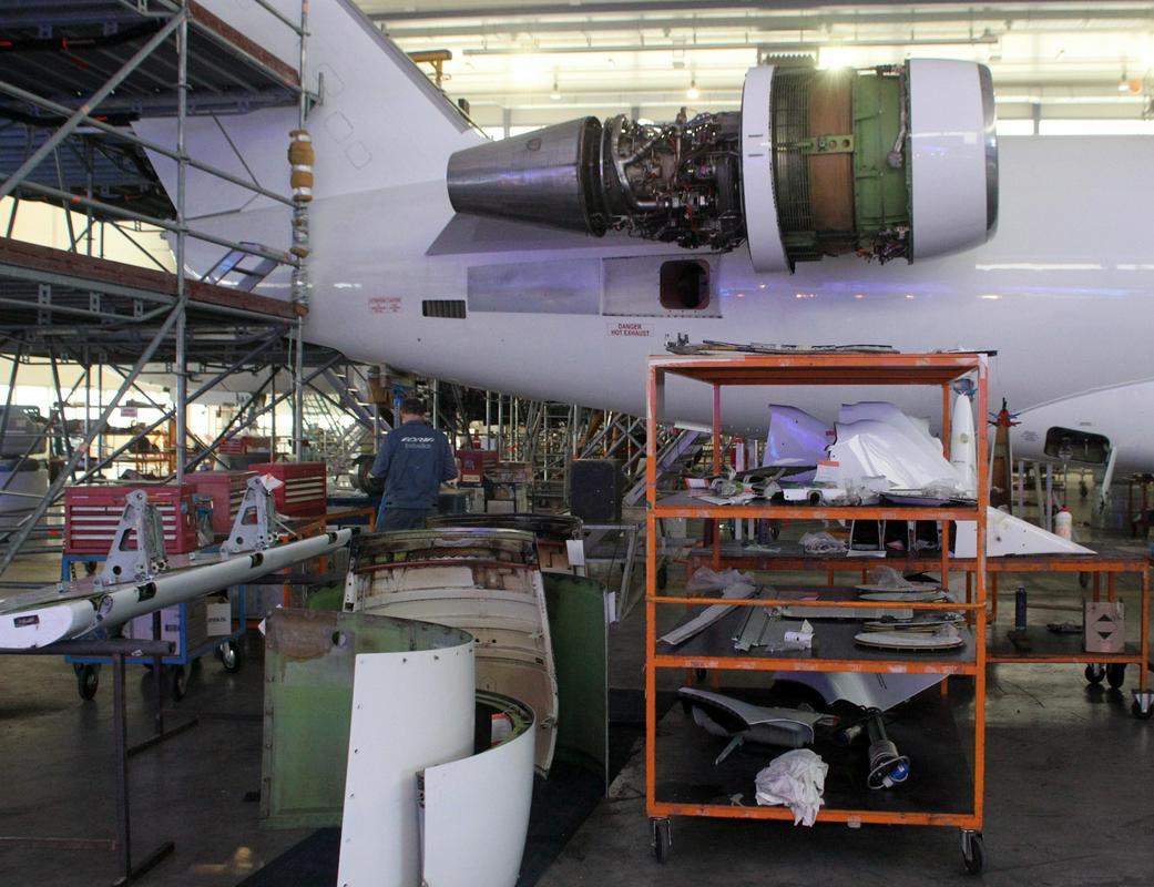 Delavci v Adria Airways Tehniki opozarjajo, da je vsaka izguba delavca velika škoda, saj je za ustrezno usposobljenost letalskih tehnikov potrebnih več let izobraževanja. Foto: BoBo