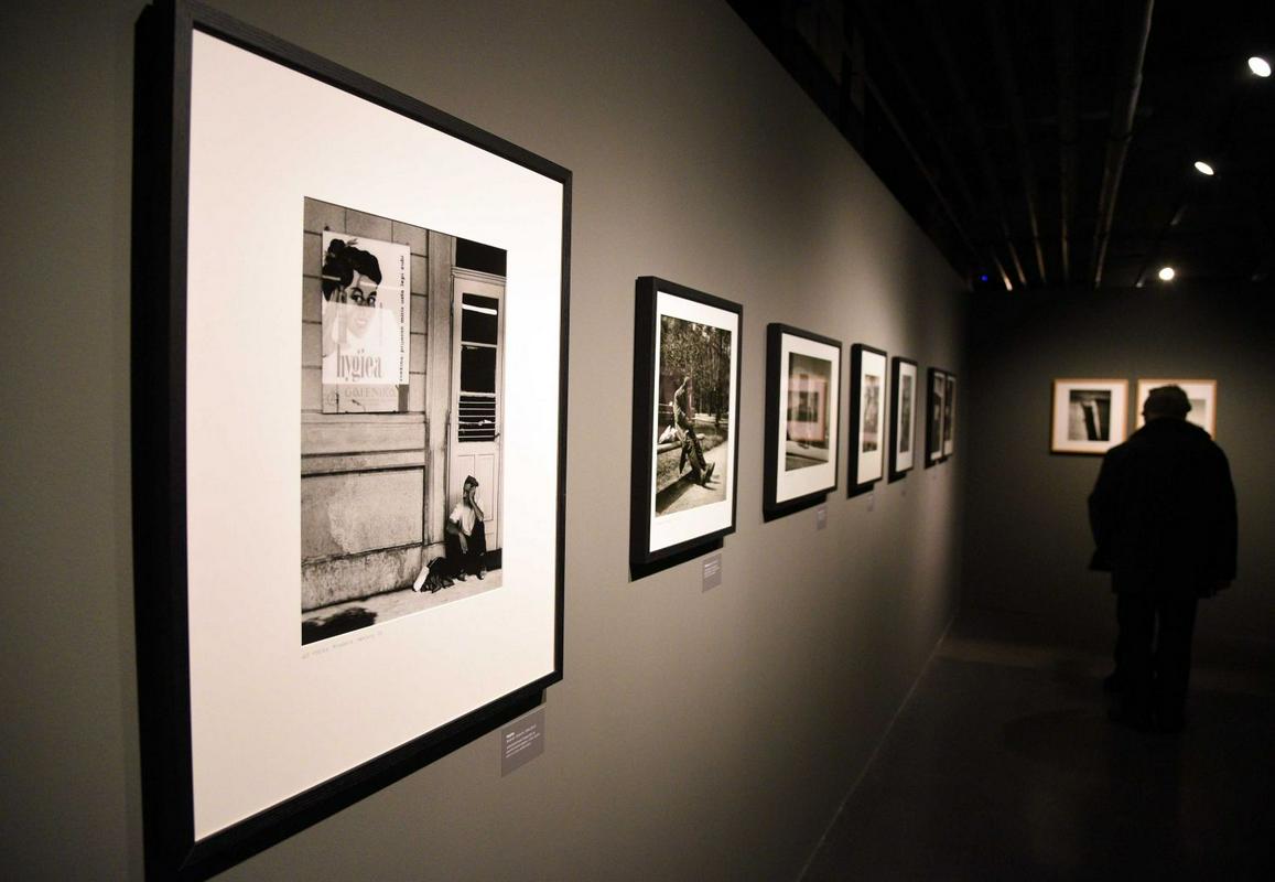 Postavitev v Jakopičevi galeriji je prva pregledna predstavitev obsežnega avtorjevega opusa, ki vse od začetka šestdesetih let do danes nastaja v črno-beli analogni tehniki. Foto: BoBo