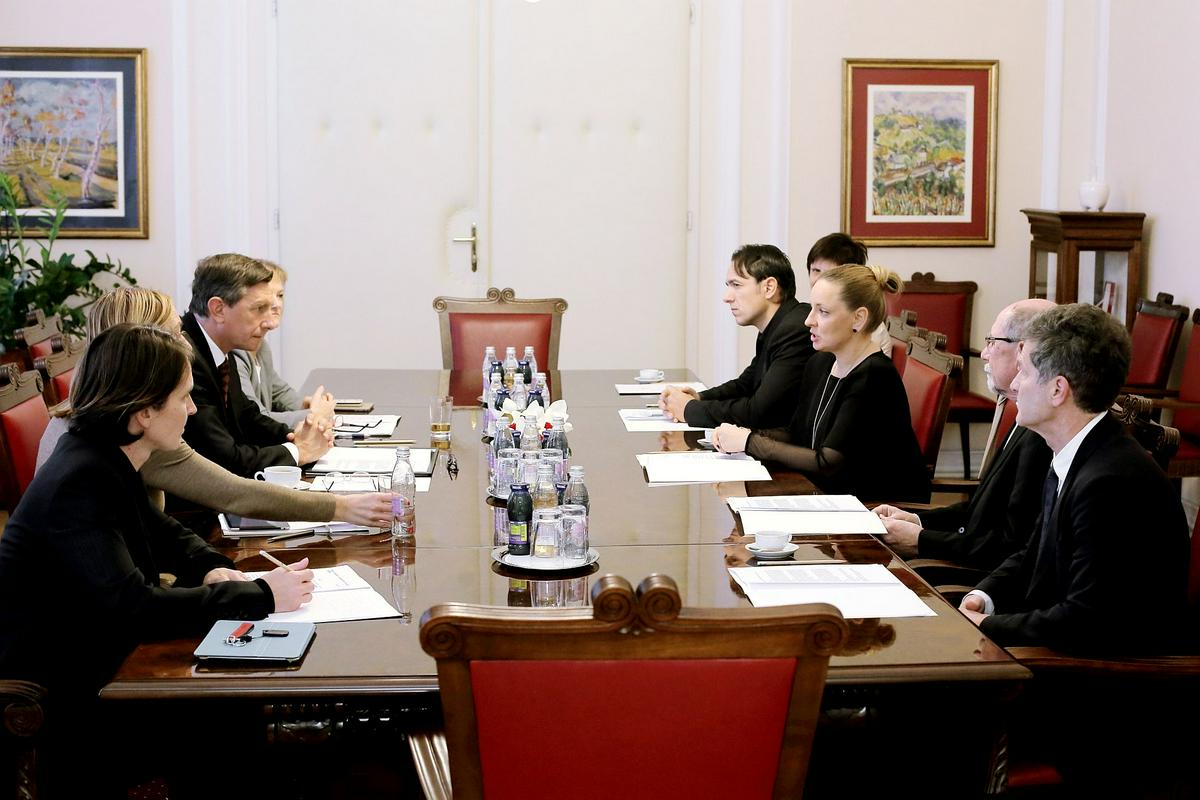 Izbirna komisija za izbiro namestnika predsednika KPK  in predsednik Borut Pahor. Foto: STA/Daniel Novakovič
