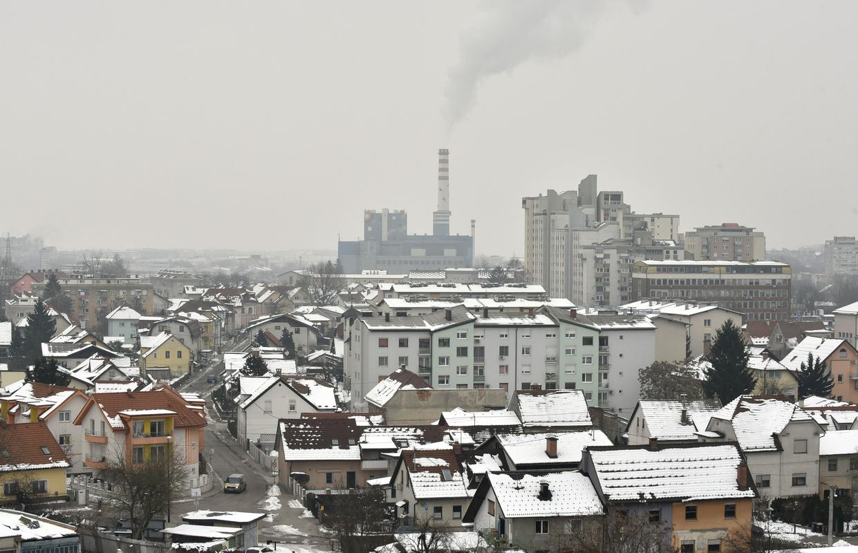Preveliko onesnaženje ljubljanskega zraka z delci PM10 je po analizah mestne občine zgolj občasno in kratkotrajno (na fotografiji toplarna v Mostah). Foto: BoBo