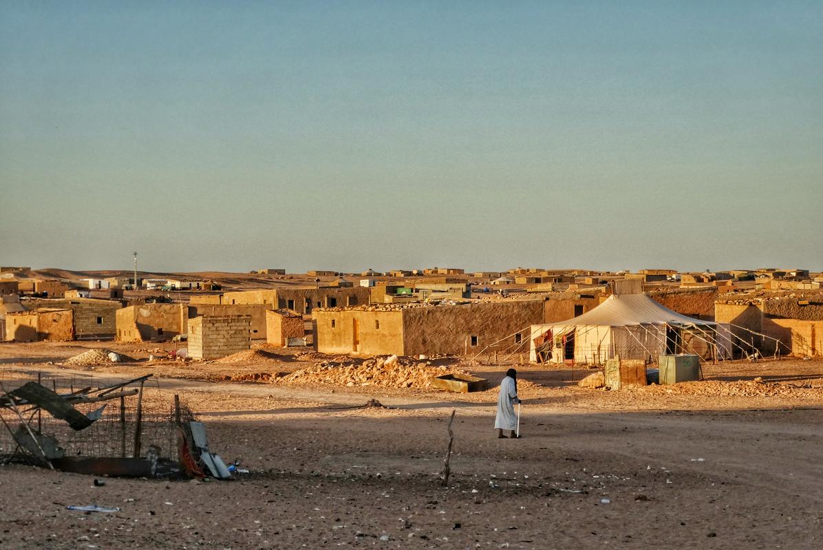 Begunsko taborišče Buždur s približno 30.000 prebivalci je eno manjših od skupno šestih taborišč na jugozahodu Alžirije. Pet taborišč je imenovanih po zahodnosaharskih mestih na ozemlju pod nadzorom Maroka, šesto, Rabuni, pa je zgolj administrativno središče. Vsa taborišča razen enega, Dahle, so razmeroma blizu. Foto: Boris Vasev