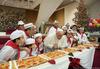 Foto: Papež za rojstni dan dobil štirimetrsko pico