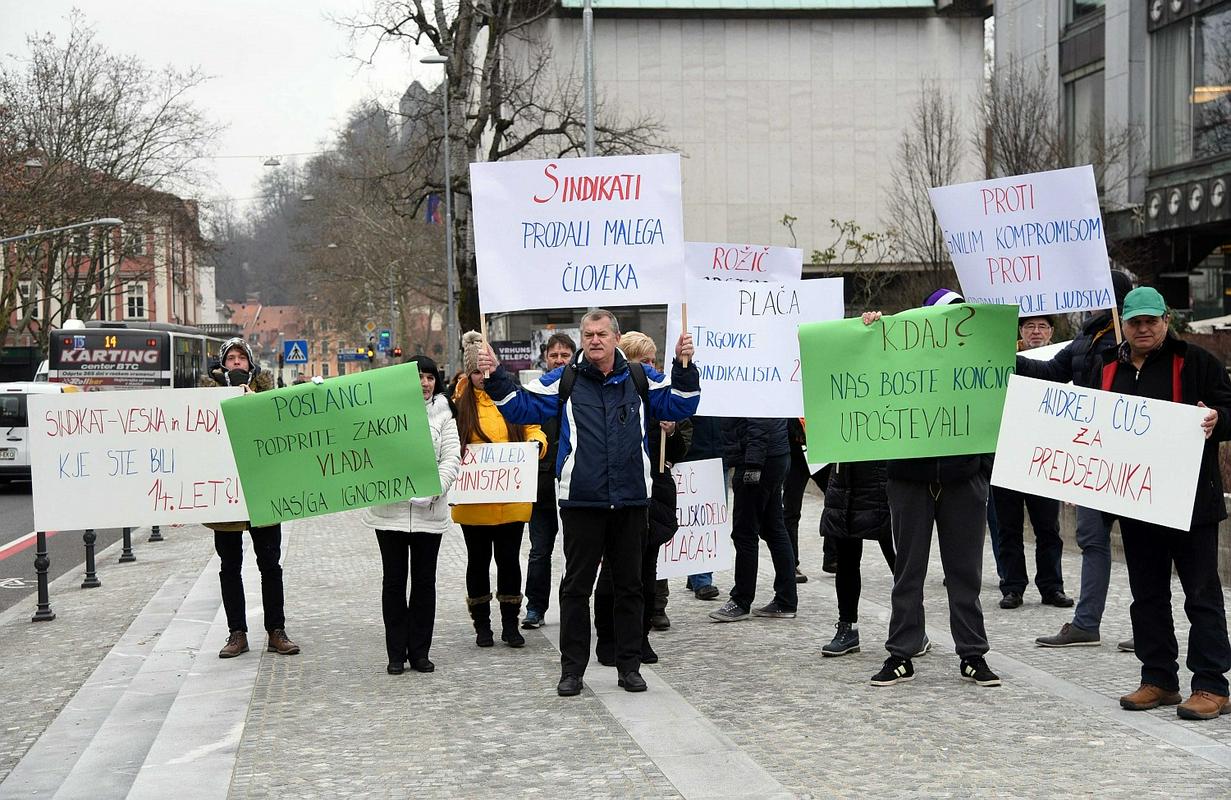 Člani drustva Najprej, Slovenija protestirajo pred poslopjem DZ-ja v podporo zakonu, ki se nanaša na nedeljsko delo trgovin. Foto: MMC RTV SLO/Borut Živulović