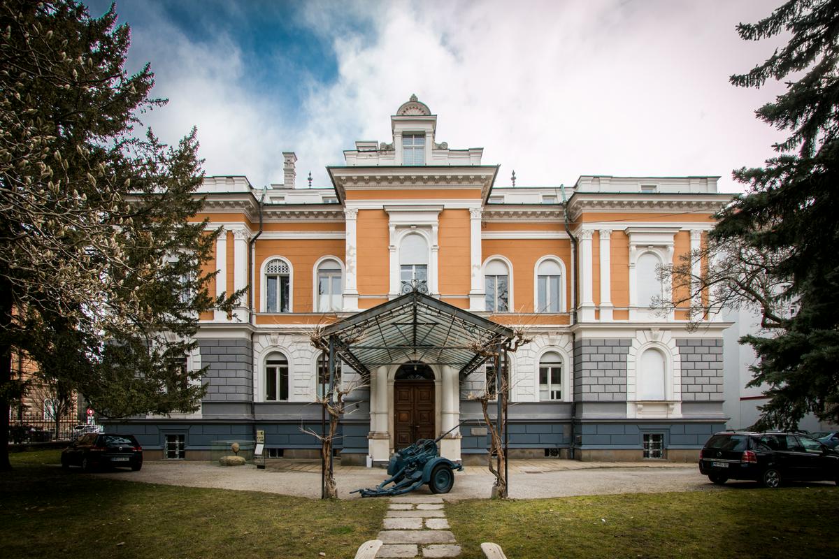 V Muzeju Narodne osvoboditve obiskovalci med sprehodom skozi stalno razstavo spoznajo zgodovino Maribora v 20. stoletju. To je zgodovinski muzej, ki se ukvarja z muzeološko in zgodovinsko obravnavo novejše zgodovine severovzhodne Slovenije. Muzej ima svoje prostore v meščanski vili na vogalu Mladinske ulice in Ulice heroja Tomšiča, ki jo je sredi devetdesetih let 19. stoletja dal zgraditi mariborski podjetnik Avgust Scherbaum. Foto: Muzej narodne osvoboditve Maribor