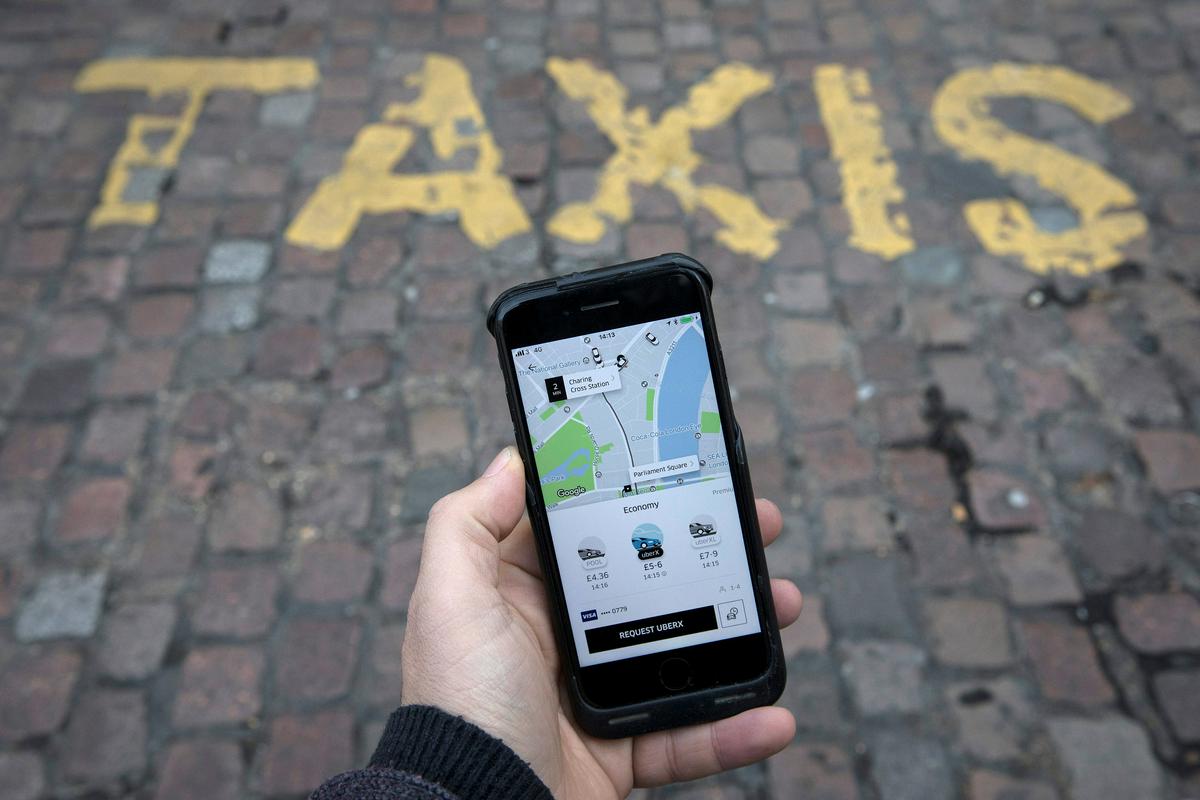 Uber je vztrajal, da niso taksistična služba, ampak zgolj digitalni ponudnik. Foto: Reuters