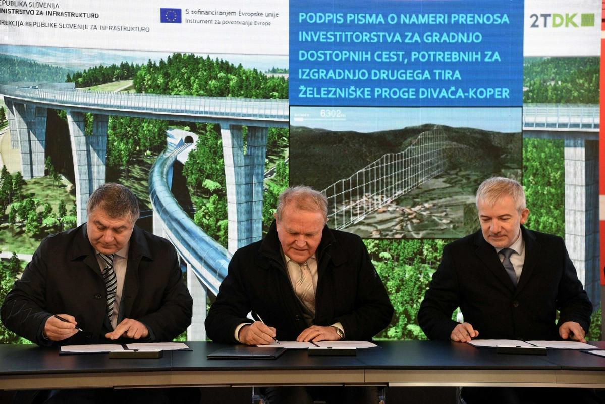 Podpis pogodbe med DRI, Kolektor CPG, Euroasfalt in 2TDK. Foto: BoBo/Borut Živulović