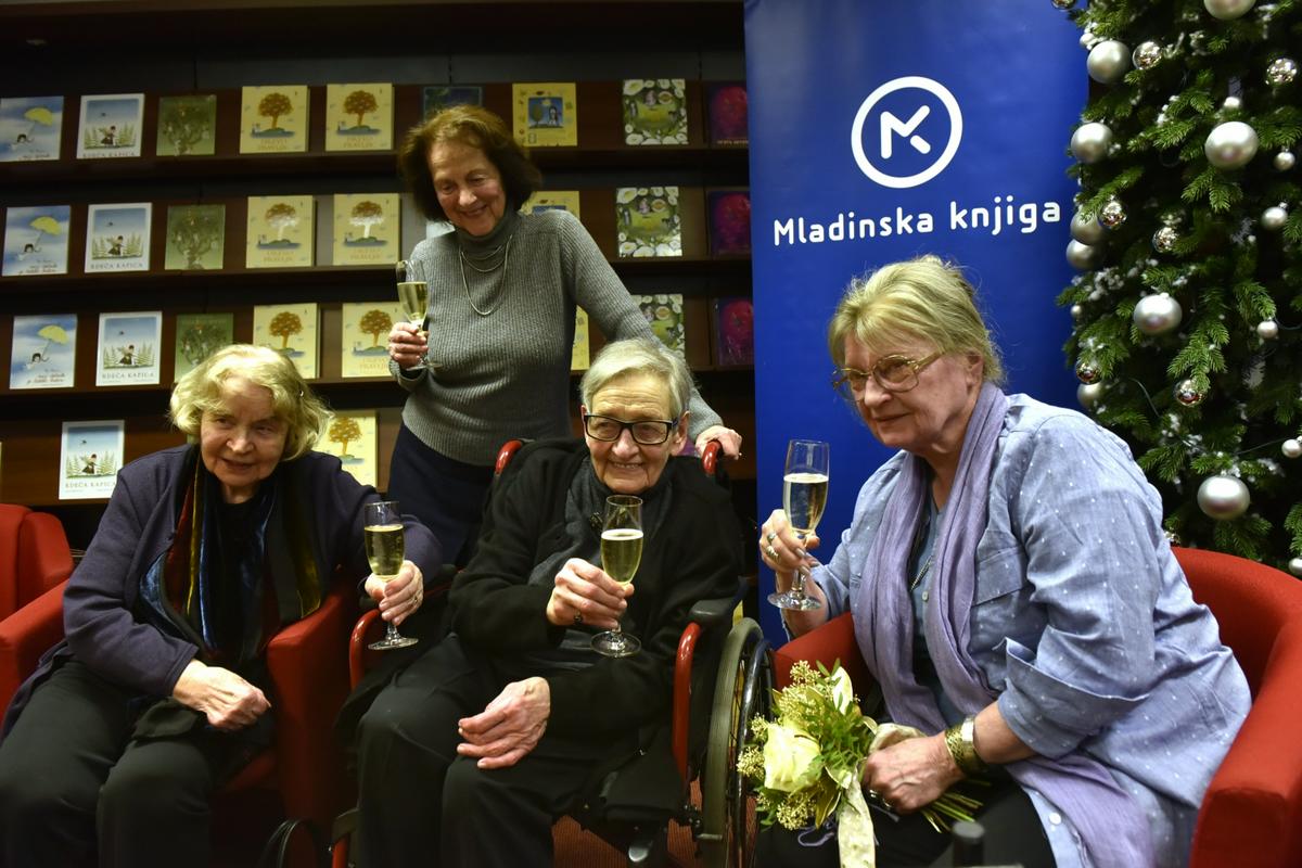 Ob 90-letnici Marlenke Stupica so se v knjigarni Konzorcij zbrale tudi Ančka Gošnik Godec, Marjanca Jemec Božič in Jelka Reichman. Štiri velike slovenske ilustratorke so v desetletjih ustvarjanja postale tudi dobre prijateljice. Foto: BoBo