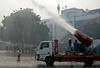 V New Delhiju skušajo onesnaženost pregnati s topom proti smogu