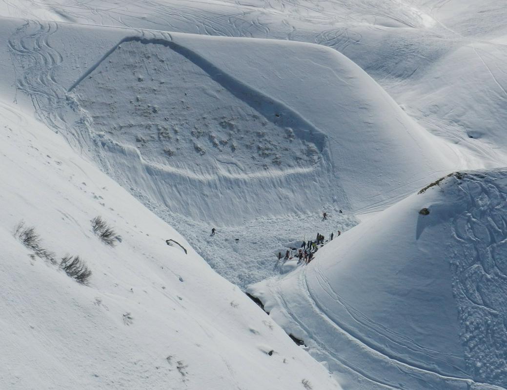 Na Tirolskem snežni plaz zasul več ljudi