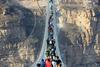 Na Kitajskem odprli najdaljši stekleni viseči most na svetu
