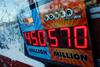 Loterijska mrzlica v ZDA: srečnež zadel 450 milijonov, v igri ostaja še 570 milijonov dolarjev