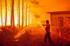 Najmanj osem ljudi umrlo v požaru in prerivanju na Portugalskem