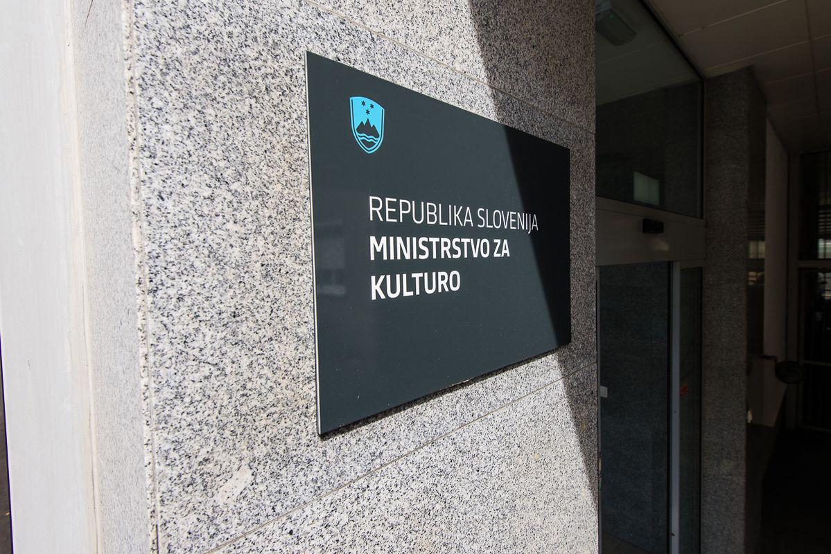 Ministrstvo za kulturo je v letu 2017 razpisalo javni razpis za sofinanciranje javnih kulturnih programov na področju umetnosti v obdobju 2018-2021, na katerem je več nevladnikom zavrnilo sofinanciranje njihovih programov brez ustrezne obrazložitve. Foto: MMC RTV SLO/Miloš Ojdanić