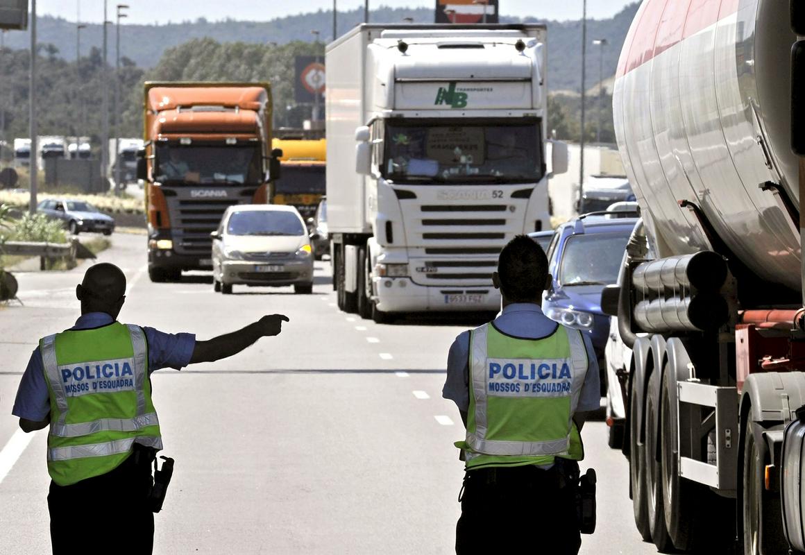 Španske varnostne sile bodo na vsak način Puigdemontu poskusile preprečiti vrnitev v Španijo, je napovedal španski notranji minister Zoido. Foto: EPA