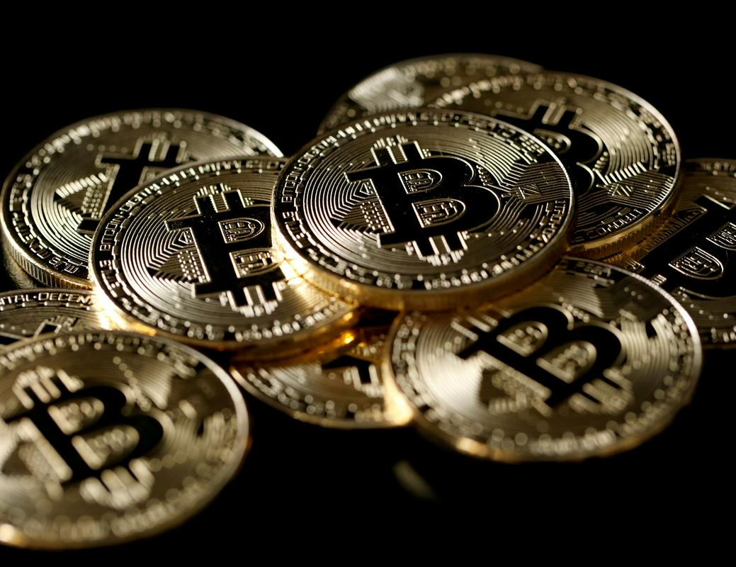 Bitcoin je bil včeraj dopoldne še nad psihološko pomembno mejo 10 tisoč dolarjev, nato pa je v desetih minutah izgubil 700 dolarjev. Precejšnje padce so utrpele tudi preostale kriptovalute. Foto: Reuters