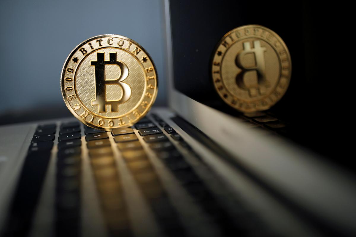 Bitcoin je bil 13. marca vreden skoraj 62 tisoč dolarjev, včeraj zvečer pa je bila cena 12 odstotkov nižje. Foto: Reuters