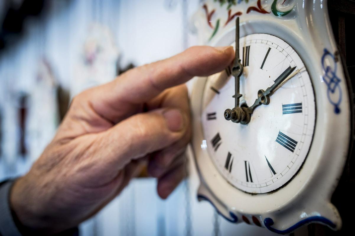 V državah Evropske unije uro prestavimo dvakrat letno, marca in oktobra. Ukrep ureja uredba o poletnem času. Foto: EPA