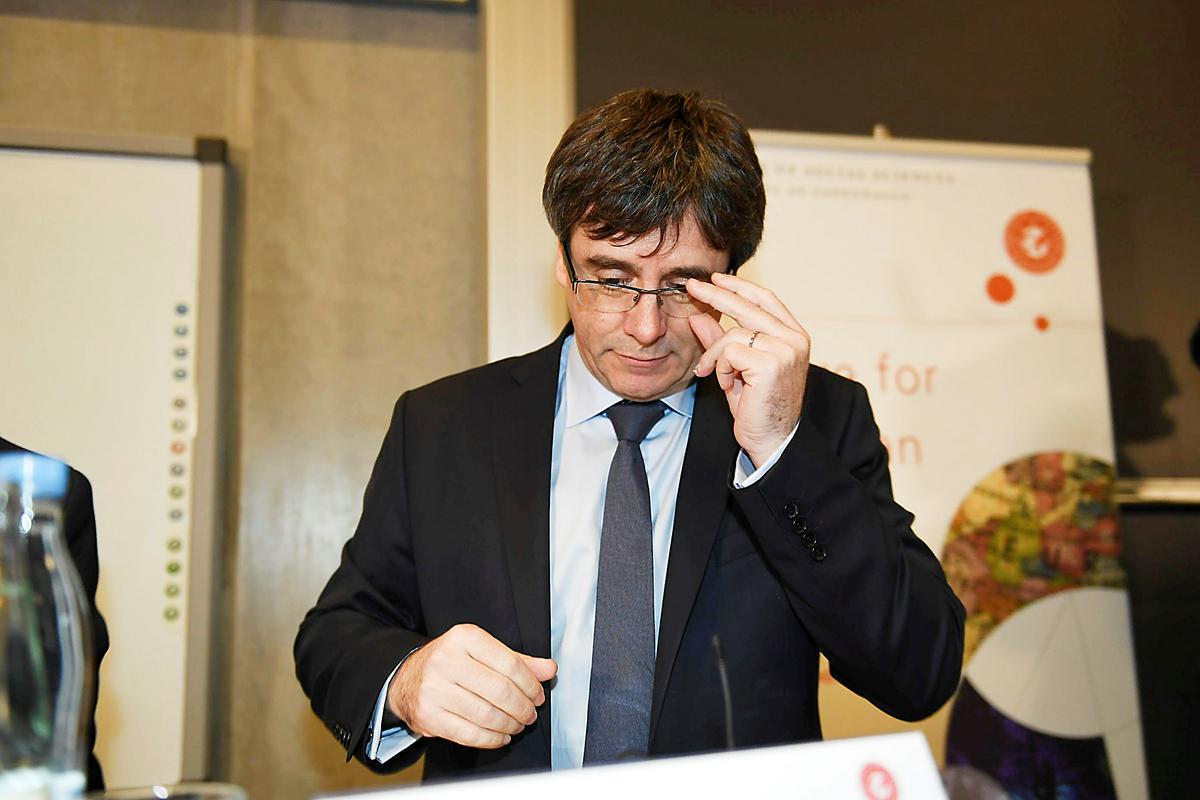 Carles Puigdemont vztraja, da lahko Katalonijo vodi iz Bruslja. Foto: Reuters