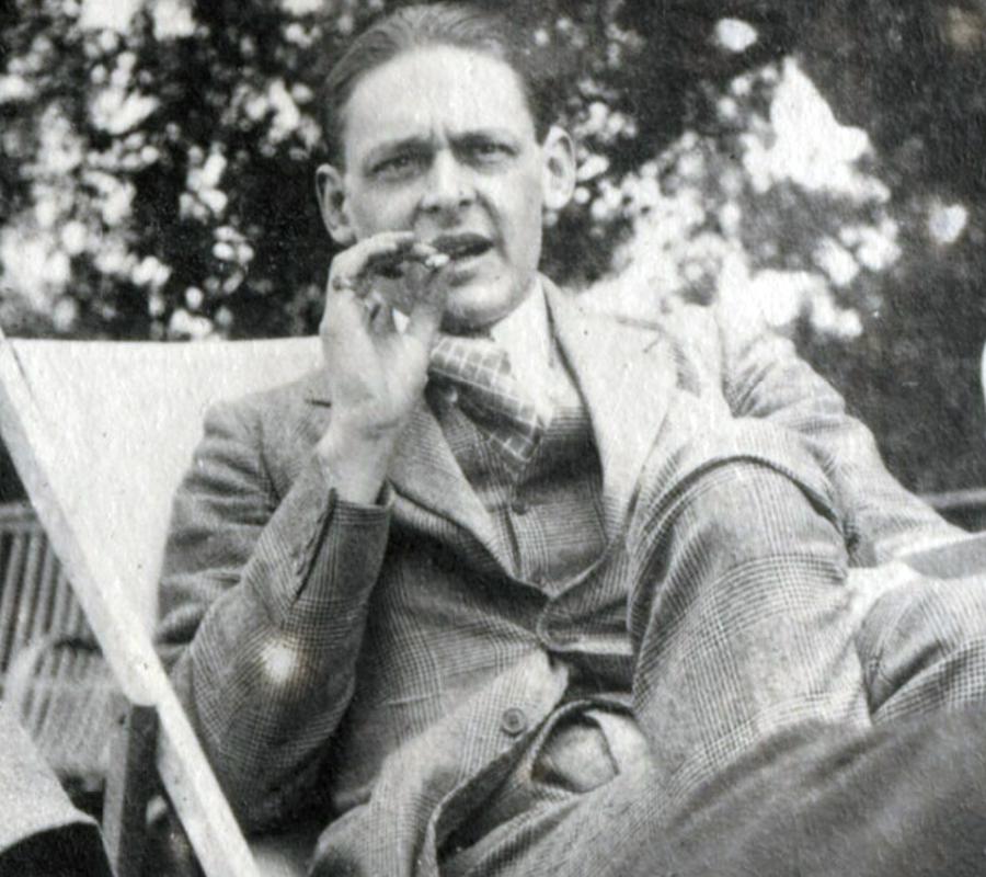Eliot je bil eden najpomembnejših pesnikov angleškega jezika v 20. stoletju. Po rodu je bil Američan, vendar se je leta 1914 preselil v Združeno kraljestvo in leta 1927 postal britanski državljan. Zgornji citat je zaključek pesmi Votli ljudje (The Hollow Men, 1925). Foto: Wikipedia Commons