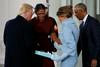 Video: Michelle Obama podoživela nelagodje ob Melanijinem darilu