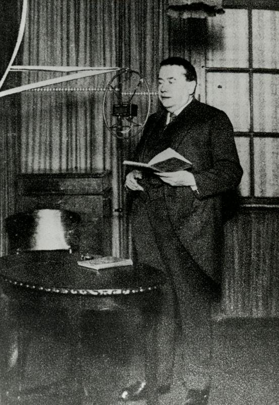 Pisatelj Fran Milčinski bere mladinske pripovedke v studiu na Bleiweisovi  cesti v prvem studiu Radia Ljubljana leta 1930