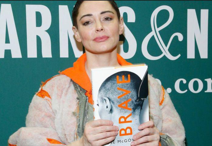 Rose McGowan dviga prah s svojo knjigo spominov Brave (Pogumna). Po incidentu v knjigarni Barnes & Nobles v New Yorku, kjer se je verbalno spopadla z neko transseksualko, je McGowanova užaljeno odpovedala vse nadaljnje javne nastope. Foto: AP