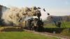 Foto in video: Parna lokomotiva se bliža in bruha dim ... Nato  jo preskočijo Dunking Devils.
