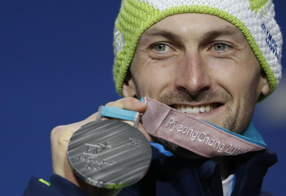 Jakov Fak pozira s srebrno medaljo. Foto: Reuters