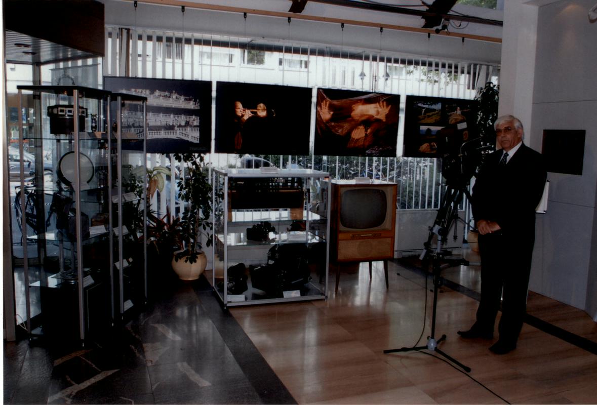 Prvi del nove muzejske zbirke RTV Slovenija je 20. junija 2005 odprl tedanji generalni direktor Aleks Štakul. Foto: Stane Sršen