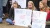 Protest dijakov pred Belo hišo po streljanju: 