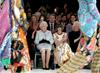 Foto: Kraljica Elizabeta pri 91 letih prvič na tednu mode