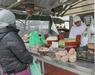 Mraz na ljubljanskih ulicah: branjevke na tržnici zaščitijo zelenjavo, ne sebe