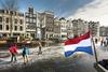 Foto in video: V Amsterdamu je tako mrzlo, da ljudje drsajo po kanalih