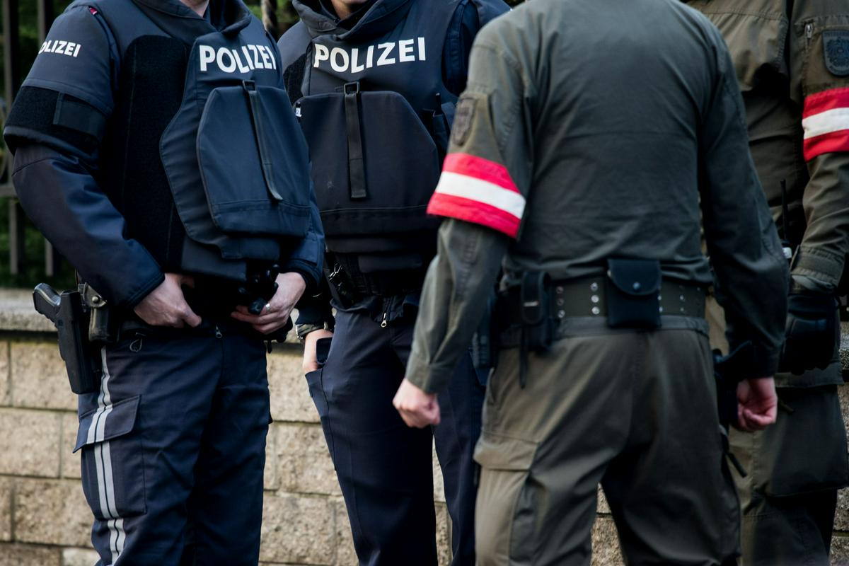 Napadalec je 2. novembra 2020 v središču Dunaja ubil štiri mimoidoče ljudi, nato pa so ga s strelnim orožjem smrtno ranili avstrijski policisti. Foto: EPA