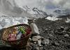 Alpinisti in turisti na Mount Everestu pustili sto ton smeti